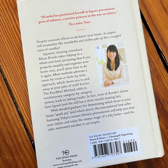 The Life Changing Magic of Tidying Up Marie Kondo Book - Picture 3 of 3